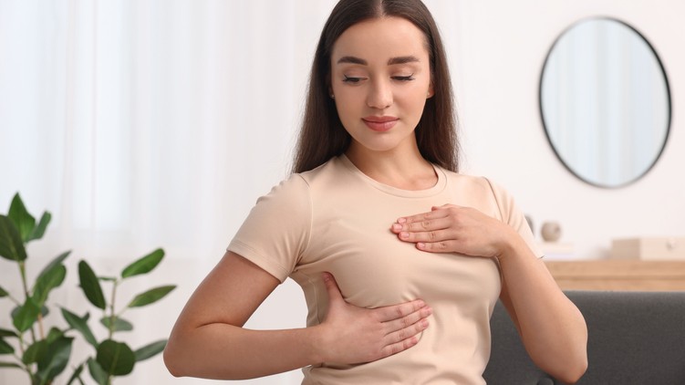 Emlőönvizsgálat melldaganat mellrák menstruáció csomó