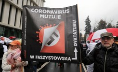Protest antyszczepionkowców przed Sejmem. 'Koronawirus mutuje w faszystowską dyktaturę'