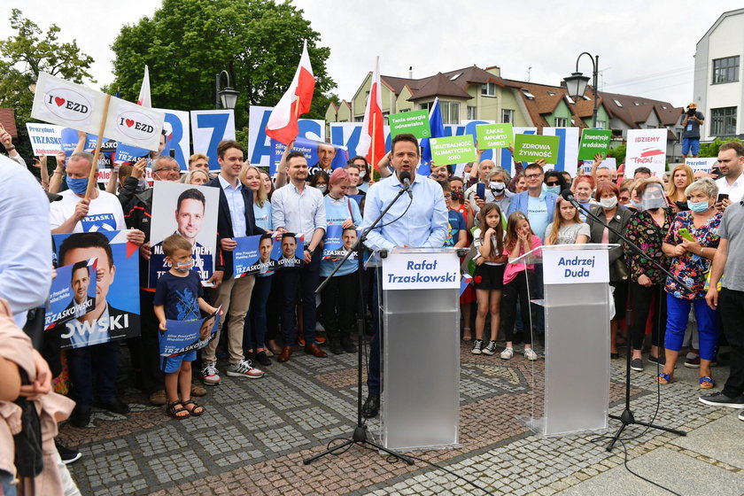 Trzaskowski wozi po Polsce pustą mównicę