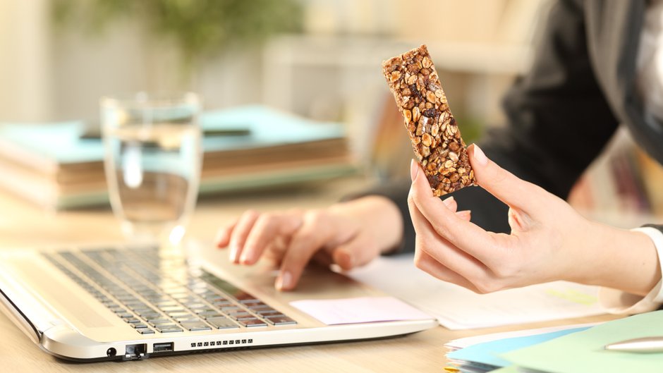 Batony proteinowe cieszą się dużą popularnością i dostępne są już niemal w każdym sklepie spożywczym