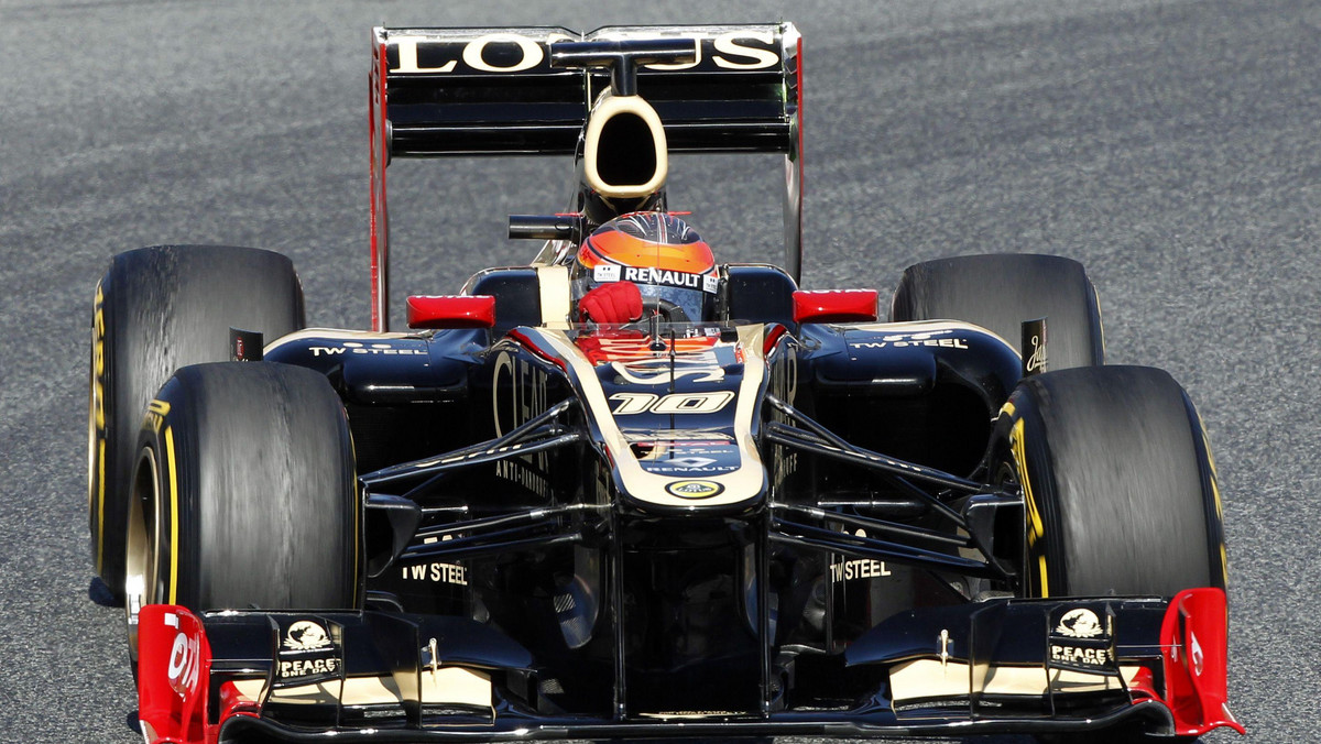 Po kwalifikacjach atmosfera w zespole Lotus była dość grobowa. Po treningach nawet rywale byli zdania, że czarne samochody z Enstone są w stanie powalczyć o najwyższe pozycje startowe, tymczasem czasówka przyniosła czwarte pole startowe dla Romaina Grosjeana i dopiero ósme dla Kimiego Raikkonena.