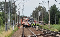 Tragedia na torach. Ciężarówka zderzyła się z pociągiem. Dzieci wśród poszkodowanych [ZDJĘCIA z miejsca wypadku]