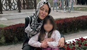 Ana Nikolić sa ćerkom Tarom u manastiru