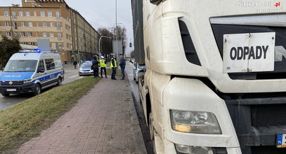 Makabra na pasach w Częstochowie. Ciężarówka potrąciła pieszego i ciągnęła go przez kilkaset metrów [ZDJĘCIA]