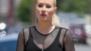 Iggy Azalea w bardzo seksownej sukience. Ale gdy tylko się odwróciła, cały czar prysł. Niezła wpadka!