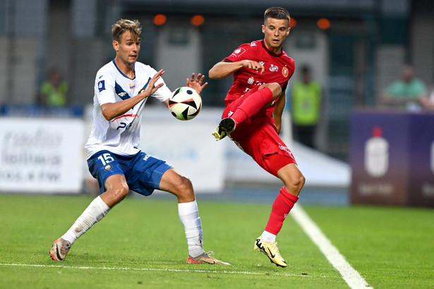 Piłkarz Stali Mielec Marvin Senger (L) i Jakub Sypek (P) z Widzewa Łódź podczas meczu 1. kolejki Ekstraklasy