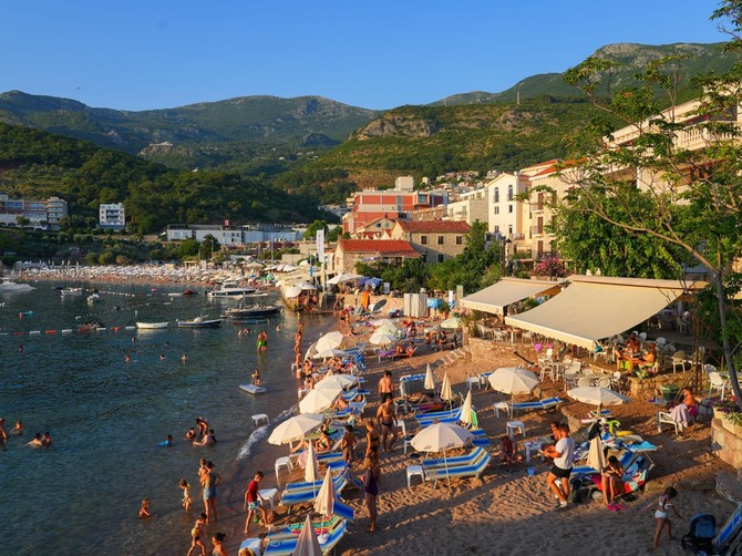 Cene ležaljki u poznatom mestu u Crnoj Gori dovele turiste do nervnog sloma