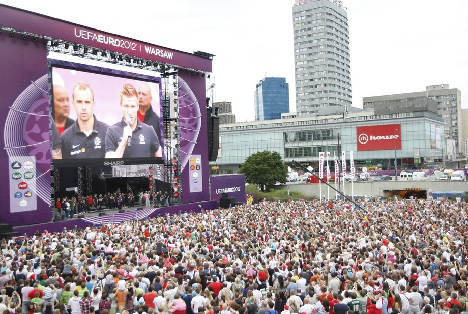 Pilkarze reprezentacji Polski w Strefie Kibica dziękują kibicom za wsparcie podczas Euro 2012