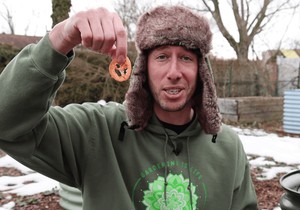 Zasadio paradajz iz hamburgera i ostao zaprepašćen kad je video šta je izraslo