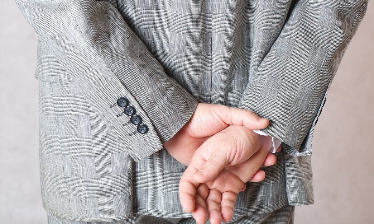 Często chodzimy z tak splecionymi rękami. Ta postawa to istotny sygnał