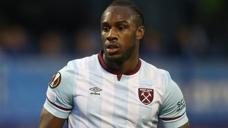 Michail Antonio w koszulce West Hamu bez reklamy