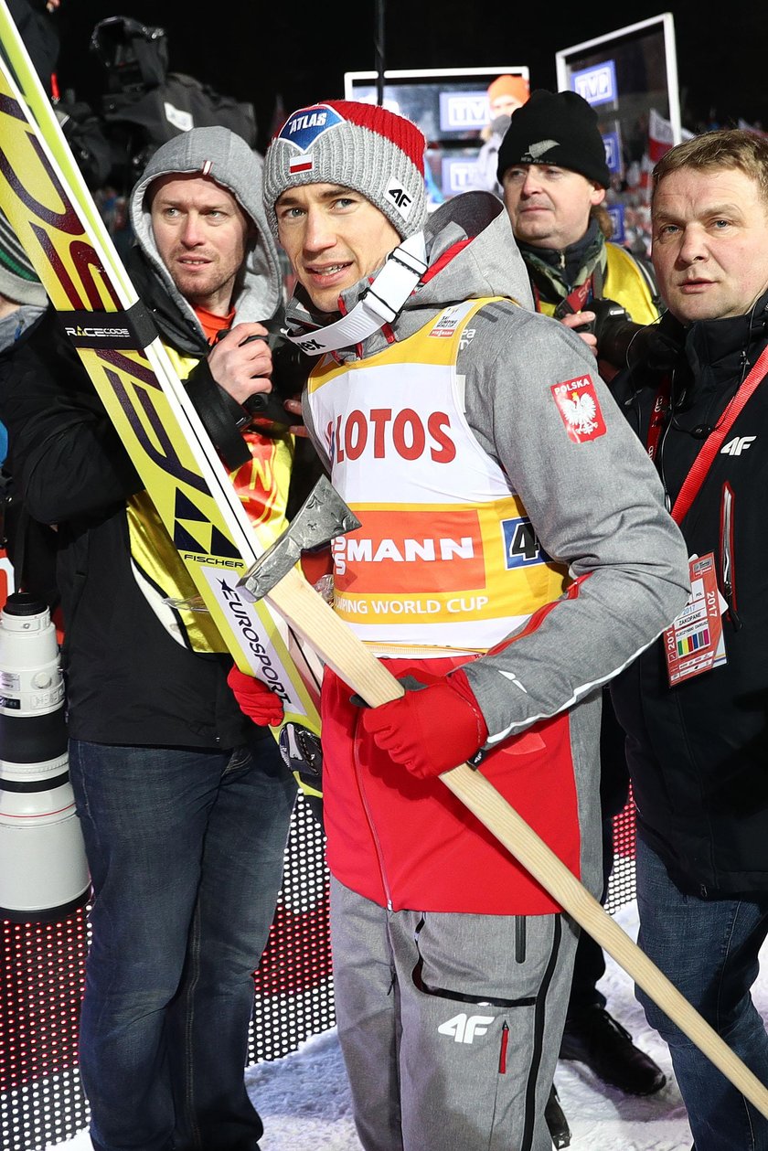 Kamil Stoch jak Adam Małysz! Kibice rzucili się na niego po konkursie