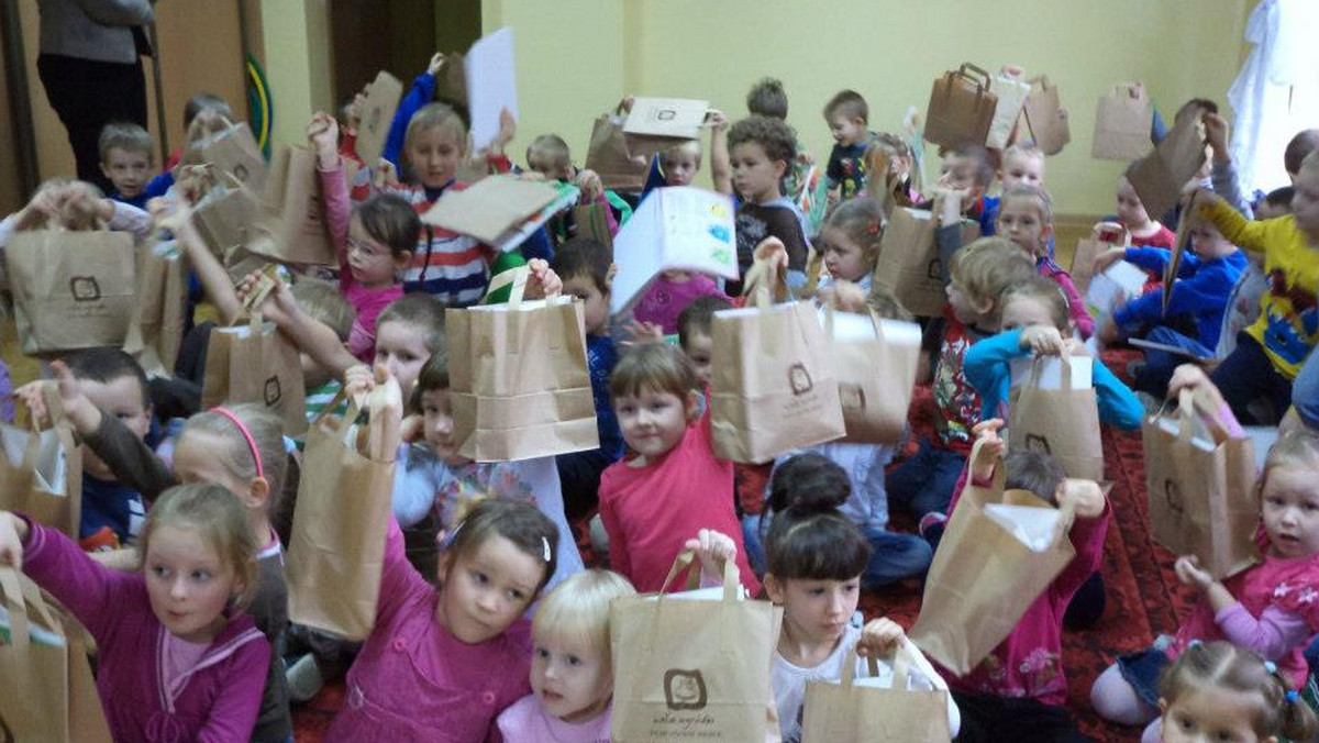 Szpinakowe naleśniki i krem z dyni z mleczkiem kokosowym - takie dania znajdą się na talerzach w tyskich domach. Właśnie powstała książka kucharska z przepisami, które mają zachęcić dzieci do jedzenia warzyw i owoców oraz wspólnego rodzinnego gotowania. To już kolejny etap kampanii społecznej "Małe Ogródki".