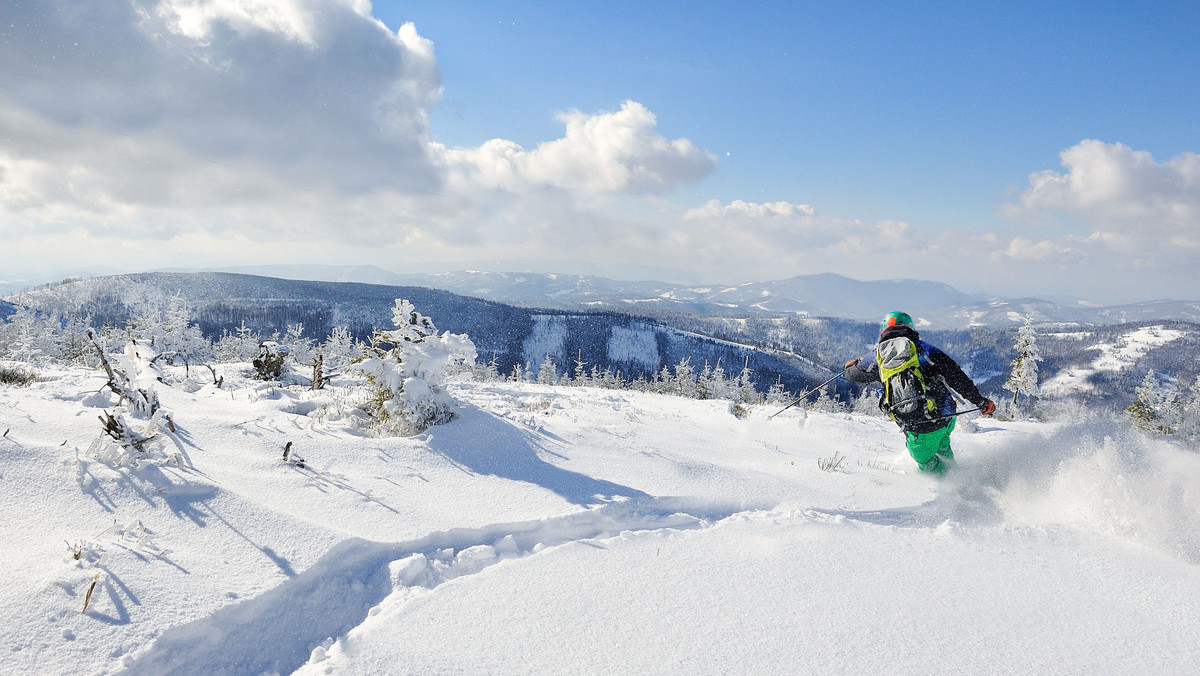 <strong>Zbliża się koniec sezonu narciarskiego w Beskidach. To ostatni weekend, podczas którego można będzie szusować po trasach kilku głównych ośrodków; w Szczyrku, Wiśle i Korbielowie. Jeszcze przez tydzień czynny będzie Szczyrk Mountain Resort – podało GOPR.</strong>