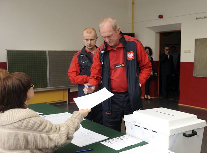 Smuda odbiera kartę do głosowania