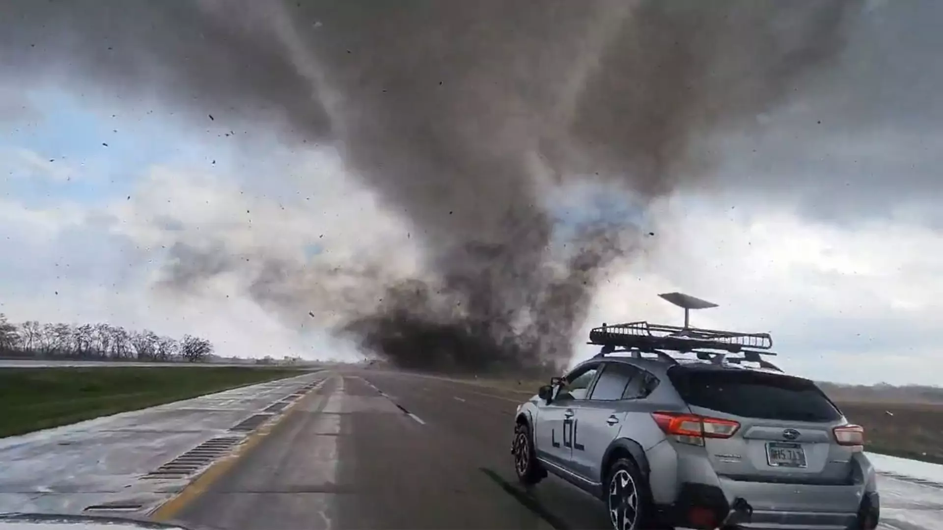 Kierowca uchwycił tornado. Nagranie mrozi krew w żyłach
