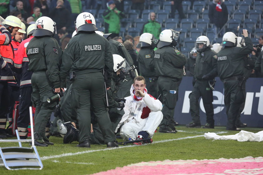 Burdy i zadymy po meczu Borussii Moenchengladbach z FC Koeln! Wideo