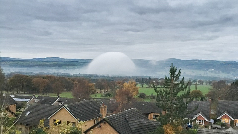 W północnej Walii zaobserwowano bardzo interesujące zjawisko pogodowe. Mgła, która pojawiła się w miejscowości Tremeirchion, miała kształt kopuły. Jak to możliwe?