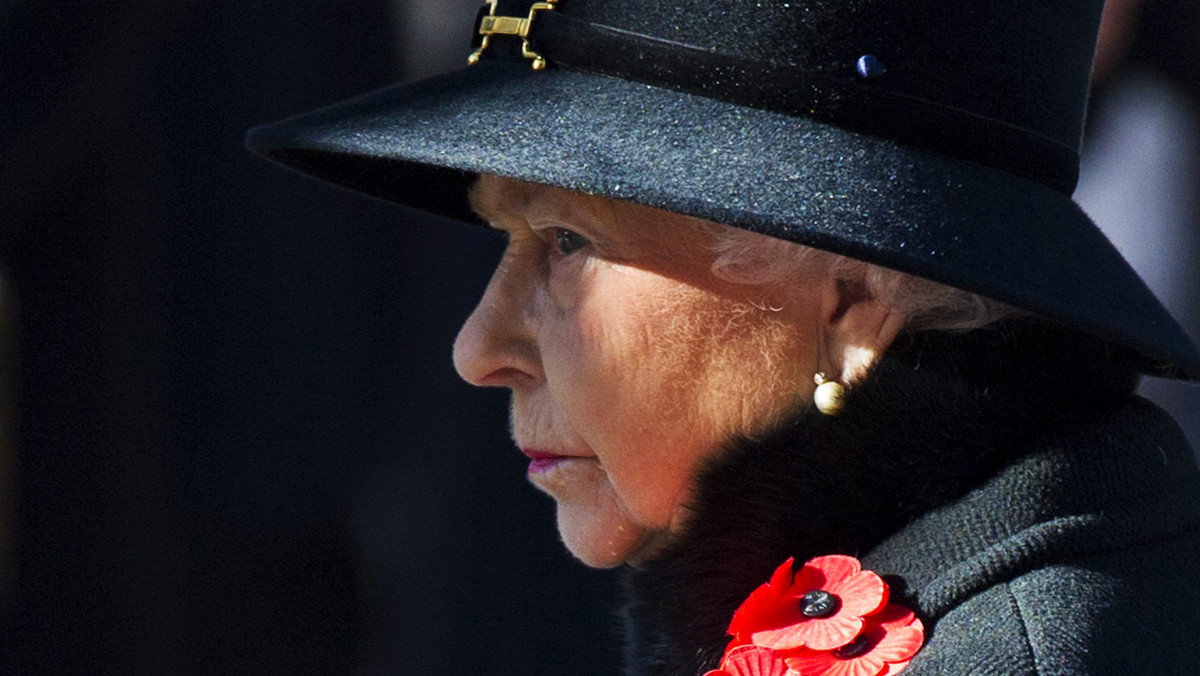Królowa Elżbieta II wzięła udział w centralnych uroczystościach Dnia Pamięci o poległych w konfliktach zbrojnych. Złożyła wieniec z czerwonych maków pod pomnikiem nieznanego żołnierza w pobliżu Downing Street. W marszu weteranów uczestniczyli polscy kombatanci.