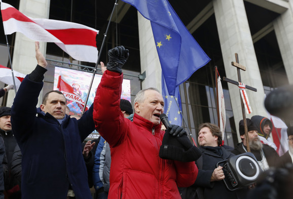 "NE INTEGRACIJI SA RUSIJOM!" Protest u Minsku zbog sastanka Putina i Lukašenka UMRk9lLaHR0cDovL29jZG4uZXUvaW1hZ2VzL3B1bHNjbXMvWkRZN01EQV8vY2IxYzk0ODJjNzhmNWQ1NjNhNjg5MDIyMGUxNTFmNmMuanBnkZMCzQJCAIEAAQ