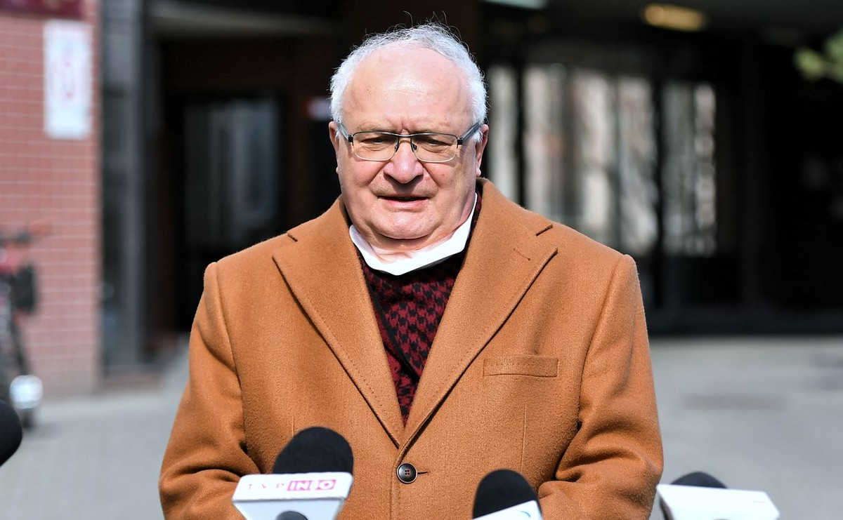 Wrocław, 23.03.2020. Koronawirus w Polsce. Ordynator oddziału zakaźnego w Wojewódzkim Szpitalu Specjalistycznym im. J. Gromkowskiego we Wrocławiu prof. Krzysztof Simon podczas konferencji prasowej pod placówką, 23 bm. (kf) PAP/Maciej Kulczyński