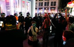 Amerykanie protestują po wydarzeniach w Minneapolis. Godziny policyjne w kolejnych miastach