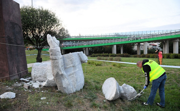 Przewrócony pomnik gen. Berlinga w Warszawie. Przewodniczący KPN: Monument zdrajcy zniesiony społecznie