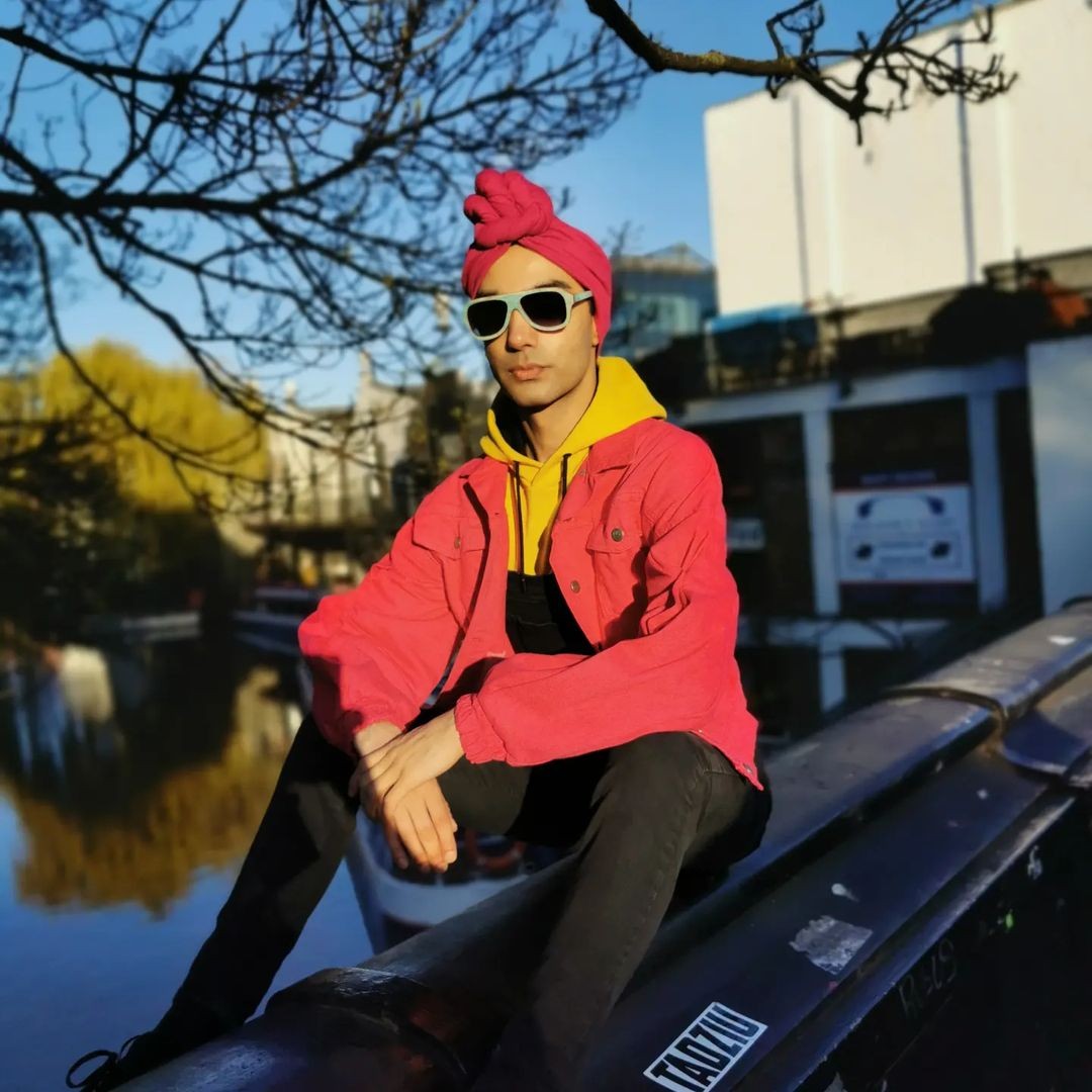 Tvrdí, že predpovede o budúcnosti dostáva prostredníctvom snov, symbolov alebo svojho vnútorného hlasu.