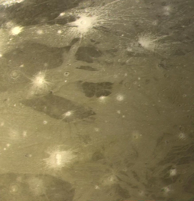 Ganimedes okiem kamer Voyagera 1