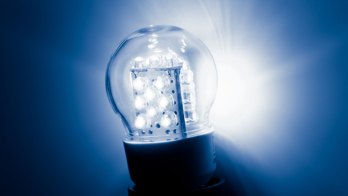 Żarówki LED zbudowane są z diod elektroluminescencyjnych. Wyglądem przypominają żarówki tradycyjne i można montować je na ich miejsce. Są energooszczędne, emitują jednak mniejszą niż tradycyjne żarówki ilość światła. Przed zakupem żarówki LED warto zapoznać się z ich właściwościami i rodzajami, tak by wybrać tę odpowiednią do danego miejsca i celu.