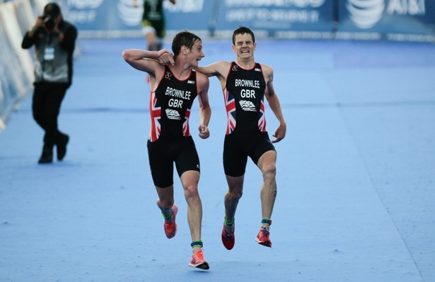 Zobacz, co znaczy braterska miłość. Finisz Jonathana i Alistaira Brownlee przejdzie do historii triathlonu