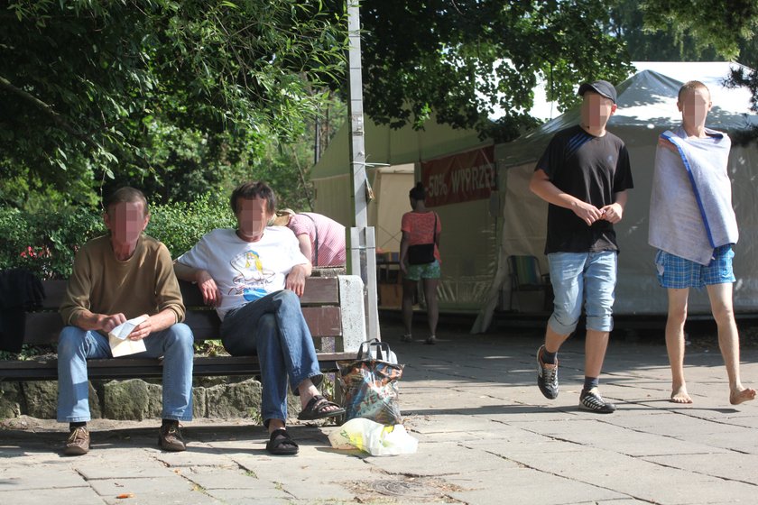 Menele na ławce na deptaku nadmorskim