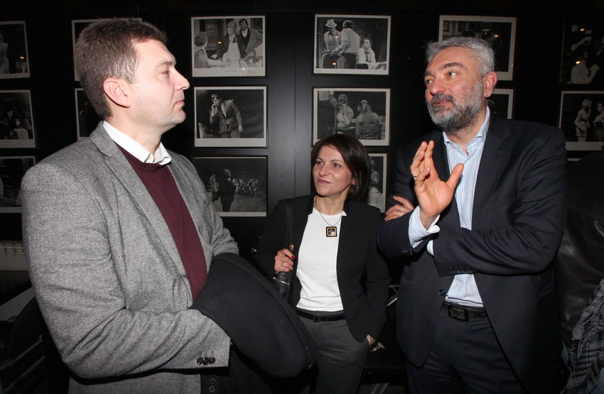 Dušan Petrović sa prijateljima u foajeu Zvezdara teatra