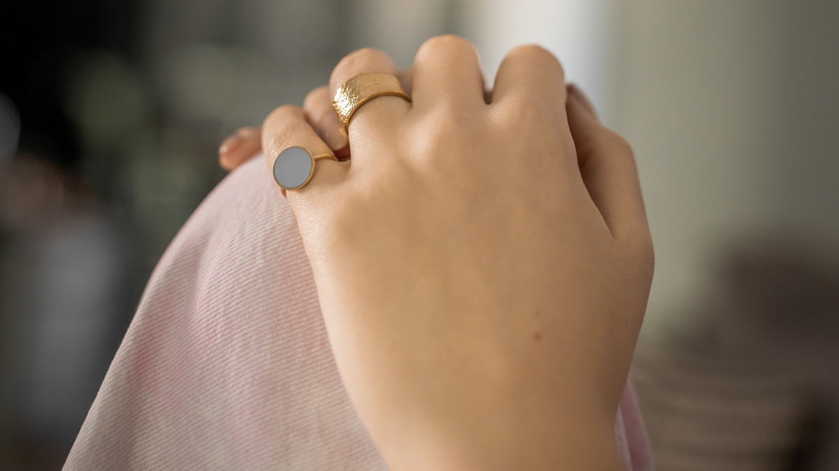 Pierścionek na małym palcu — jakie ma znaczenie, kto go nosi? - Kobieta