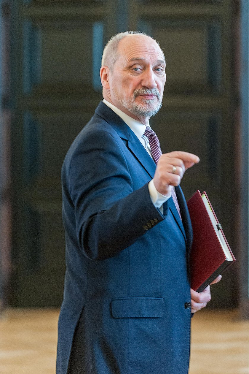 Kowalski z Ruchu Narodowego popłakał się na wizji przez Macierewicz