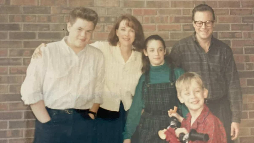 Porodica Mekalister, sleva na desno: Devin Retrej, Ketrin OHara, Hilari Vulf Saba, Džon Herd i Mekoli Kalkin tokom snimanja Sam u kući | Foto: Privatna arhiva