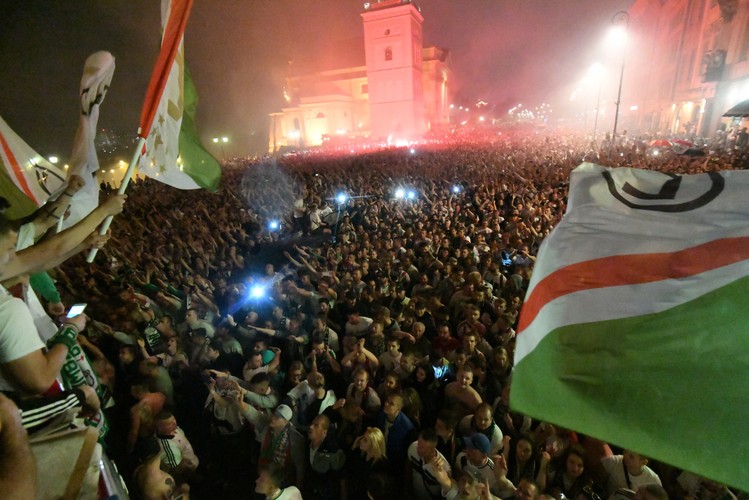 Drużyna Legii Warszawa świętuje z kibicami na Placu Zamkowym zdobycie tytułu mistrza Polski 2016/2017
