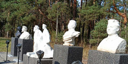 Kontrowersyjna "wystawa" na cmentarzu w Rosji. Popiersie Stalina przy polskich grobach