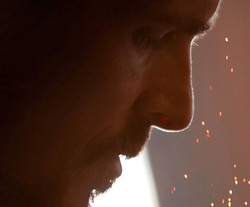 Christian Bale ratuje Caseya Afflecka z tarapatów