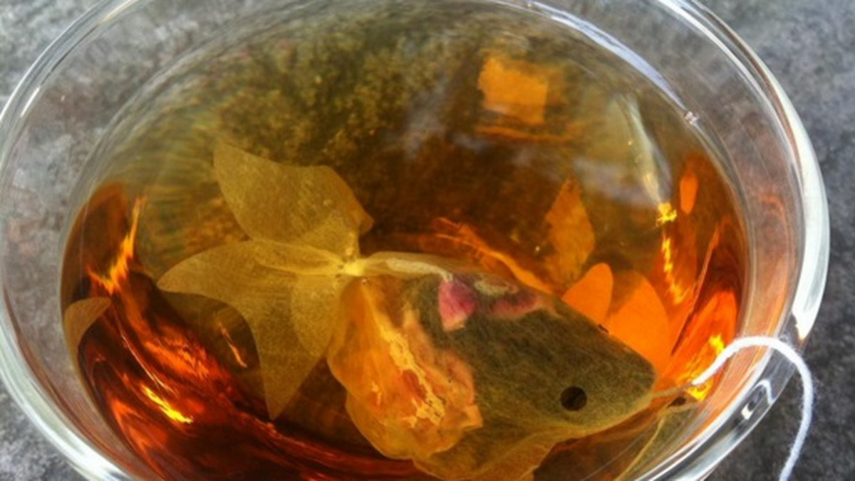 Goldfish Tea Bags to torebki na herbatę, które przypominają złote rybki. Oryginalne saszetki sa wykonywane w 16-etapowym procesie, który wymaga niezwykłej precyzji.