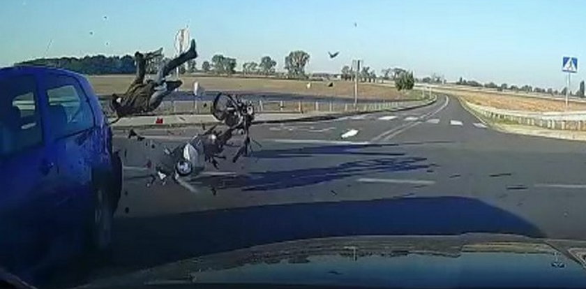 Wstrząsające nagranie wypadku. Kierowca bez uprawnień wjechał w motocyklistę