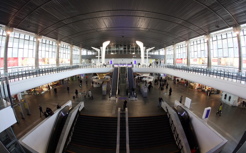 To nie koniec udogodnień. Jak czytamy w informacji prasowej, pasażerowie mogą również korzystać z nowych lokali komercyjnych, które pojawiły się w hali głównej i pasażach podziemnych. Dodatkowo estetyzacją objęta została również część podziemna dworca: dojście do stacji WKD Śródmieście oraz galeria zachodnia i część północnej. Dzięki nowym rozwiązaniom w zakresie wykończenia wnętrz, pasaże są bardziej przestronne i lepiej doświetlone. <br><br> (zuz) PAP/Tomasz Gzell