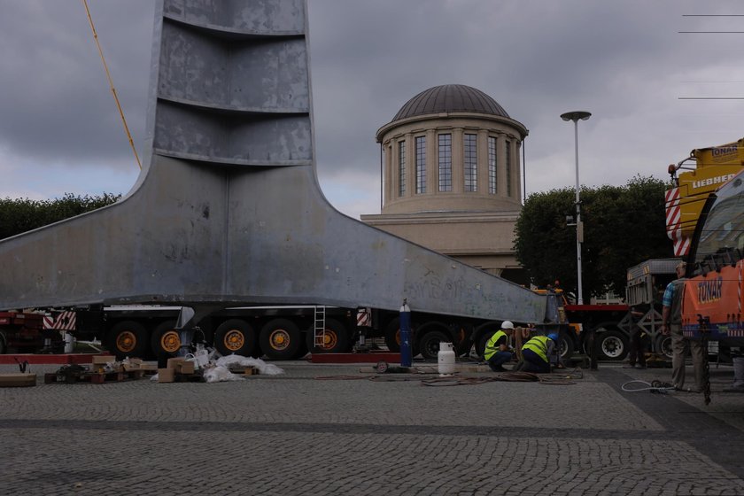 Operacja kładzenia Iglicy przed Halą Stulecia