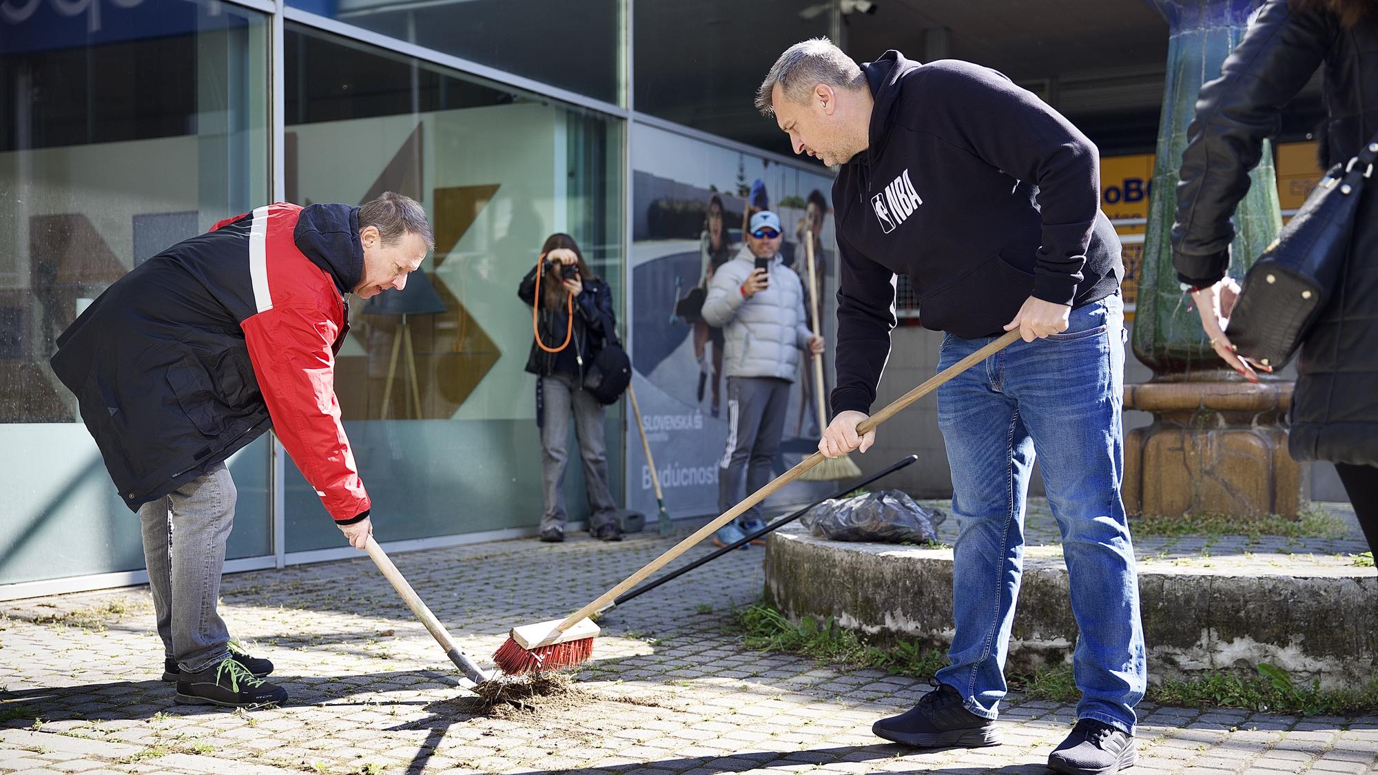 Andrej Danko počas upratovania Dúbravky po vyše troch mesiacov od zrážky so semaforom, 26. apríla 2024