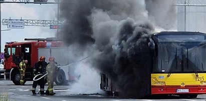 Autobus w stolicy niespodziewanie stanął w płomieniach. Co za zdjęcia!