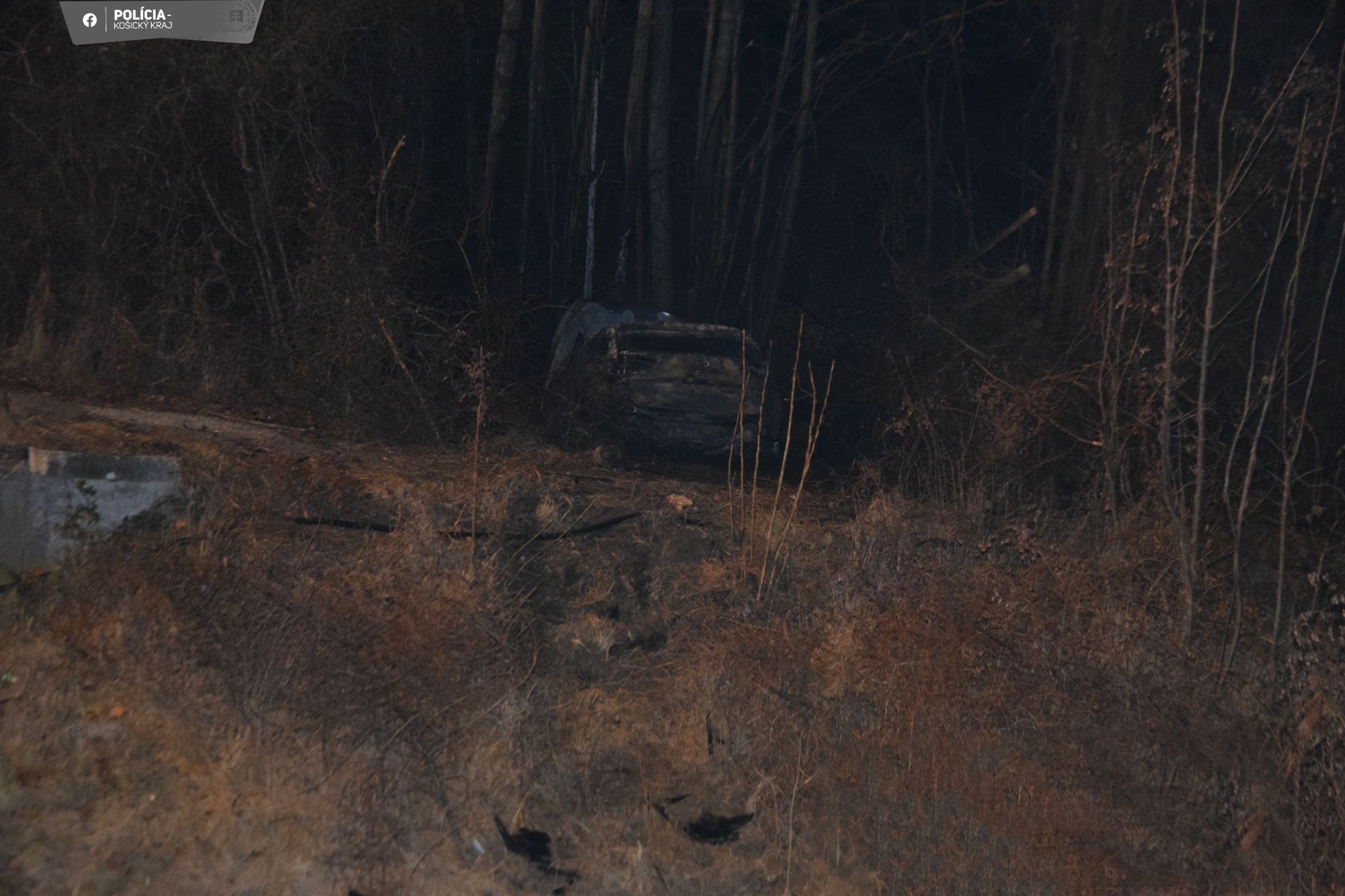 Auto po havárii v okrese Rožňava začalo horieť.