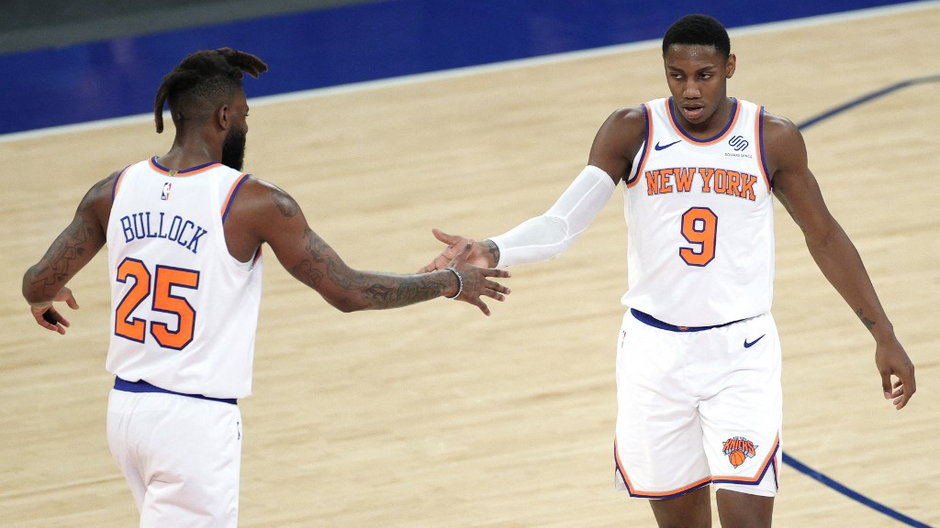  Reggie Bullock (#25) i RJ Barrett (#9) z New York Knicks