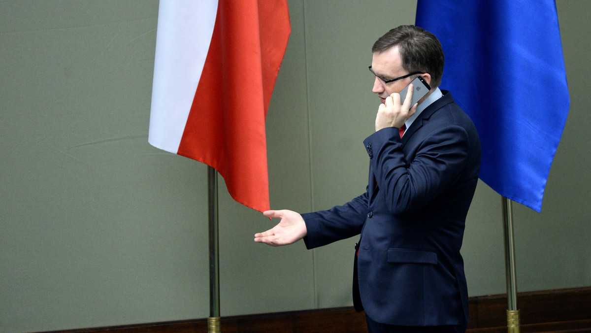 IPN — będący nad "grubą kreską" — na prośbę byłego prezydenta Lecha Wałęsy podjął się zorganizowania jego otwartej debaty z krytykami, którzy oskarżają go o to, że był TW "Bolkiem". Z kolei negatywnie, a więc jest pod "grubą kreską", w tym tygodniu zapisał się minister sprawiedliwości Zbigniew Ziobro, który zaognia relacje Polski z Komisją Europejską, pisząc arogancki, choć niepozbawiony racjonalnych argumentów, list otwarty.