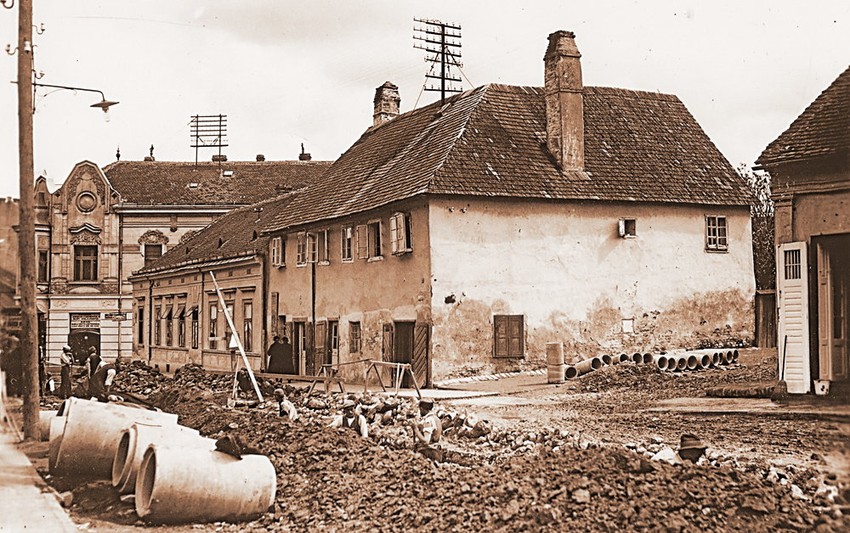 Na mestu gde se nalazila kuća u kojoj je detinjstvo proveo Branko Radičević, danas se nalazi stajalište gradskog prevoza