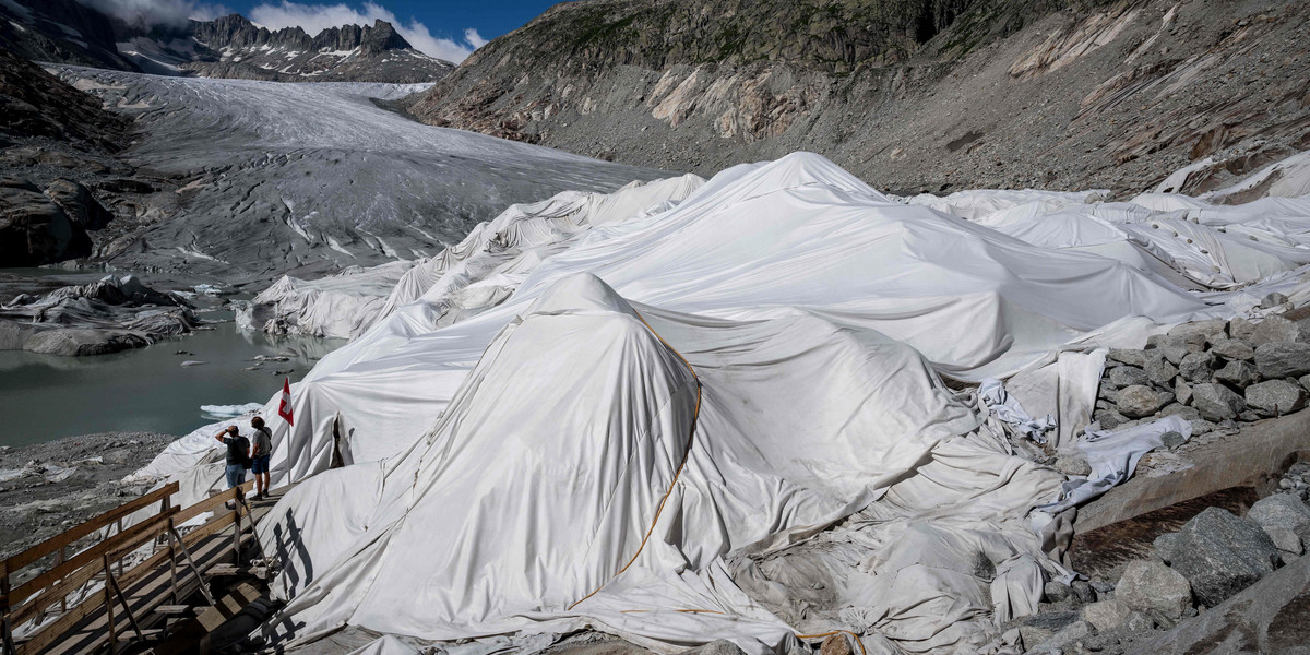 Najstarszy lodowiec Alp jest chroniony specjalnymi białymi kocami, aby zapobiec jego topnieniu